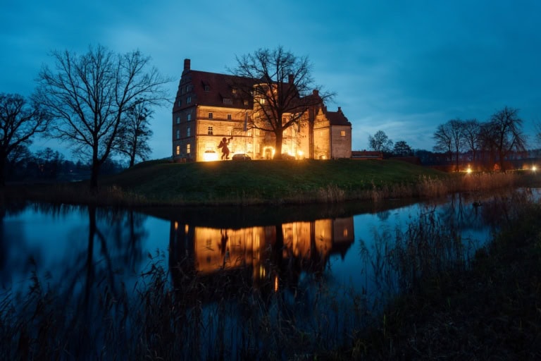 Das Schloss Ulrichshusen zu Weihnachten am Abend