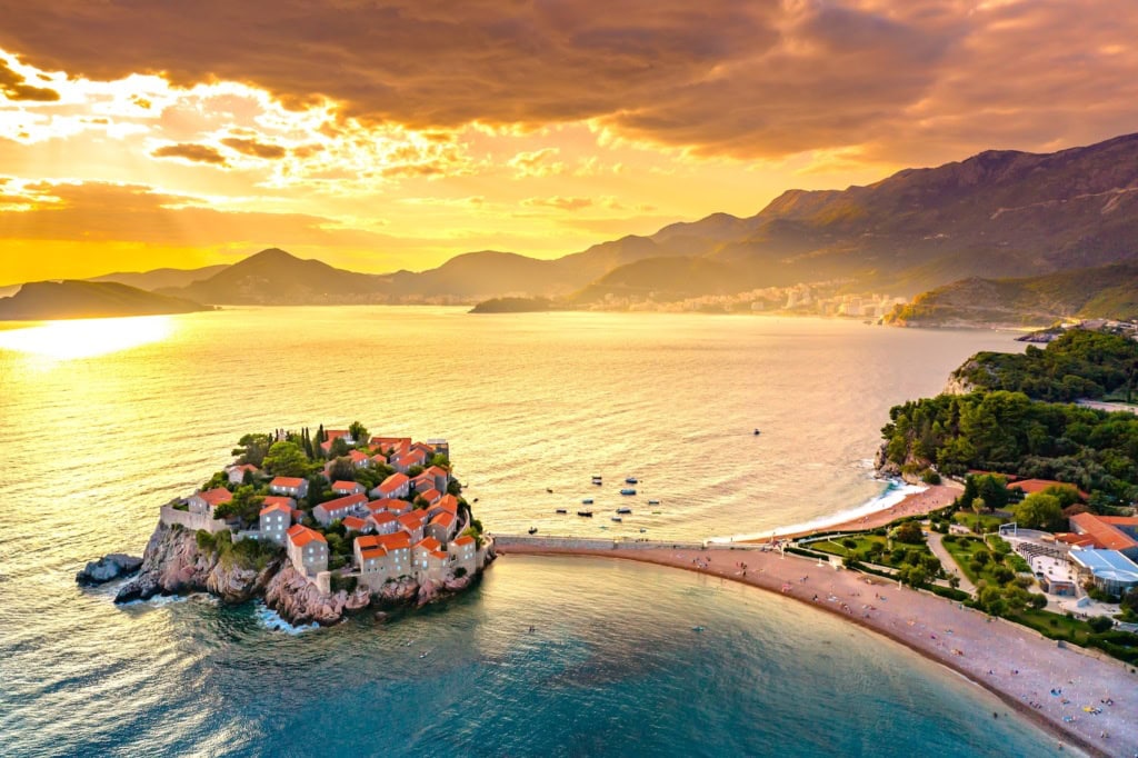 Blick auf die Halbinsel Sveti Stefan beim Urlaub in Montenegro