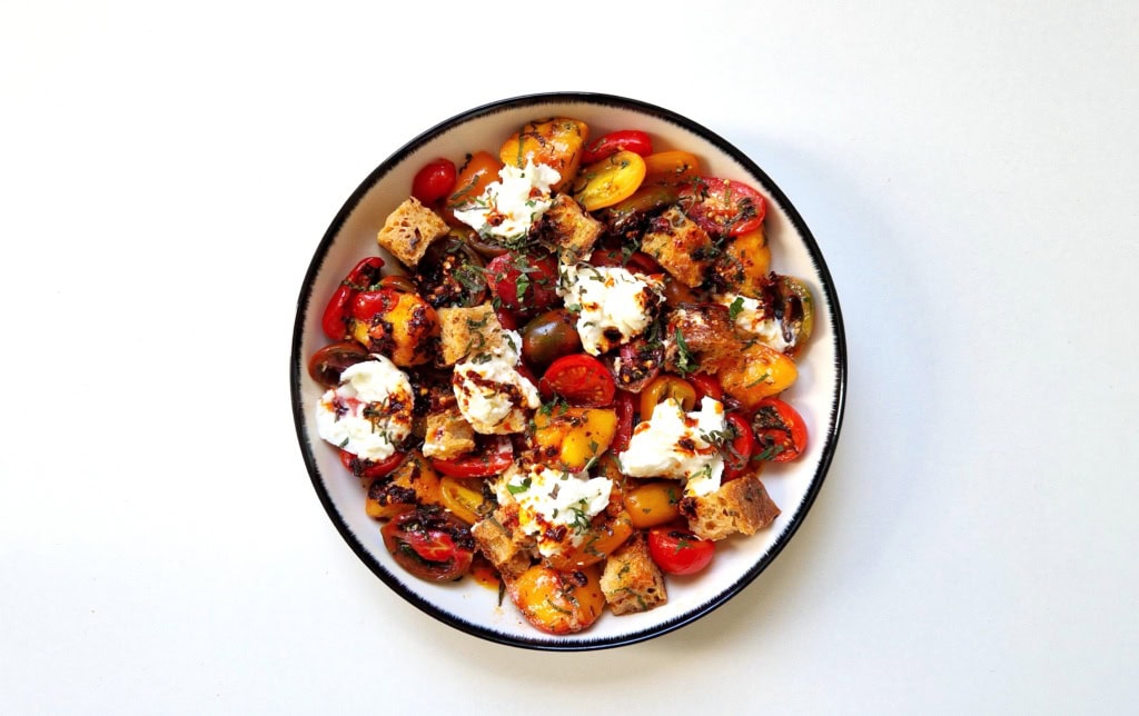 Panzanella-Rezept: Brotsalat mit Pfirsichen, Mozzarella und Shiso.