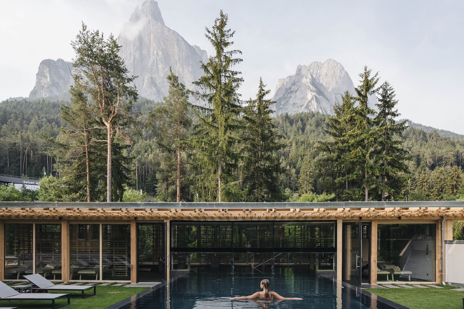 Frau im Pool im Sensoria Dolomites