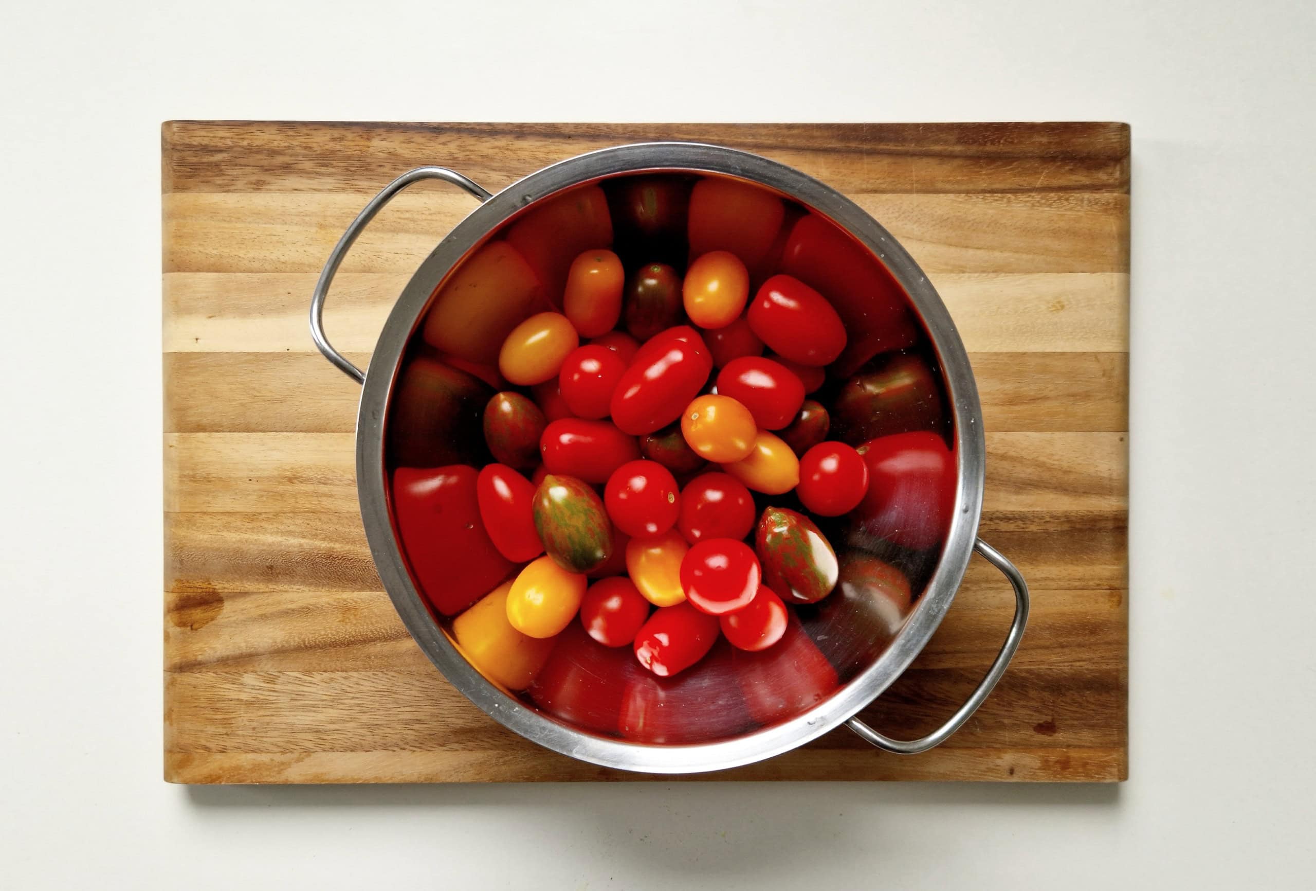 Tomaten in einer Schüssel.