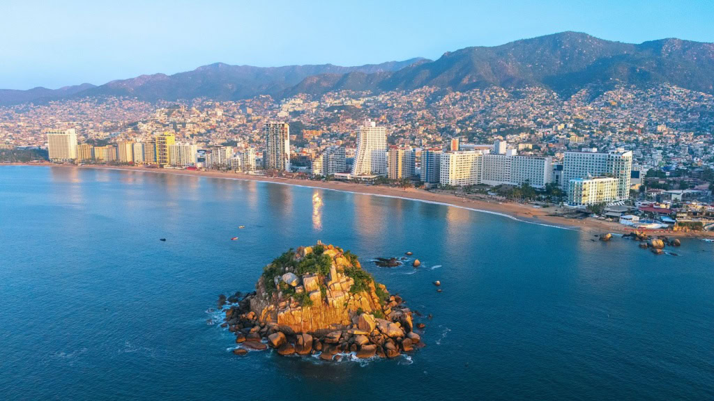 Panorama-Blick auf die Küste von Acapulco in Mexiko