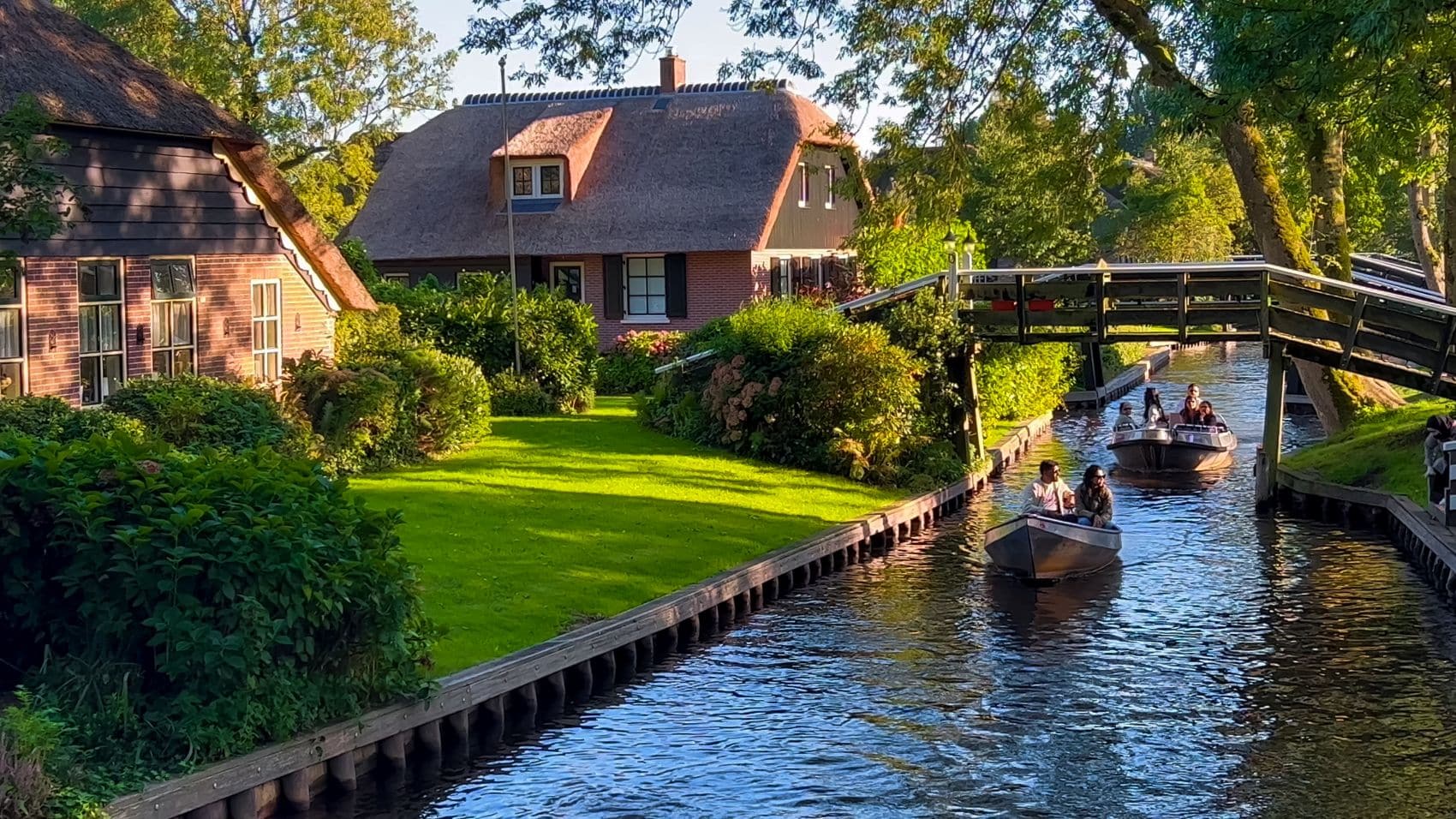 Boote auf Wasserkanal in Giethoorn, Holland