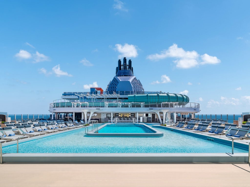 Poollandschaft auf Deck eines Kreuzfahrtschiffes