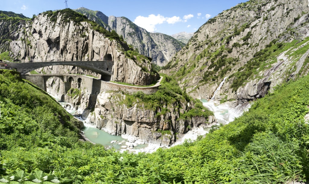 Gorge Schoellenen, wo der Fluss Reuss und die Teufelsbruecke fließen