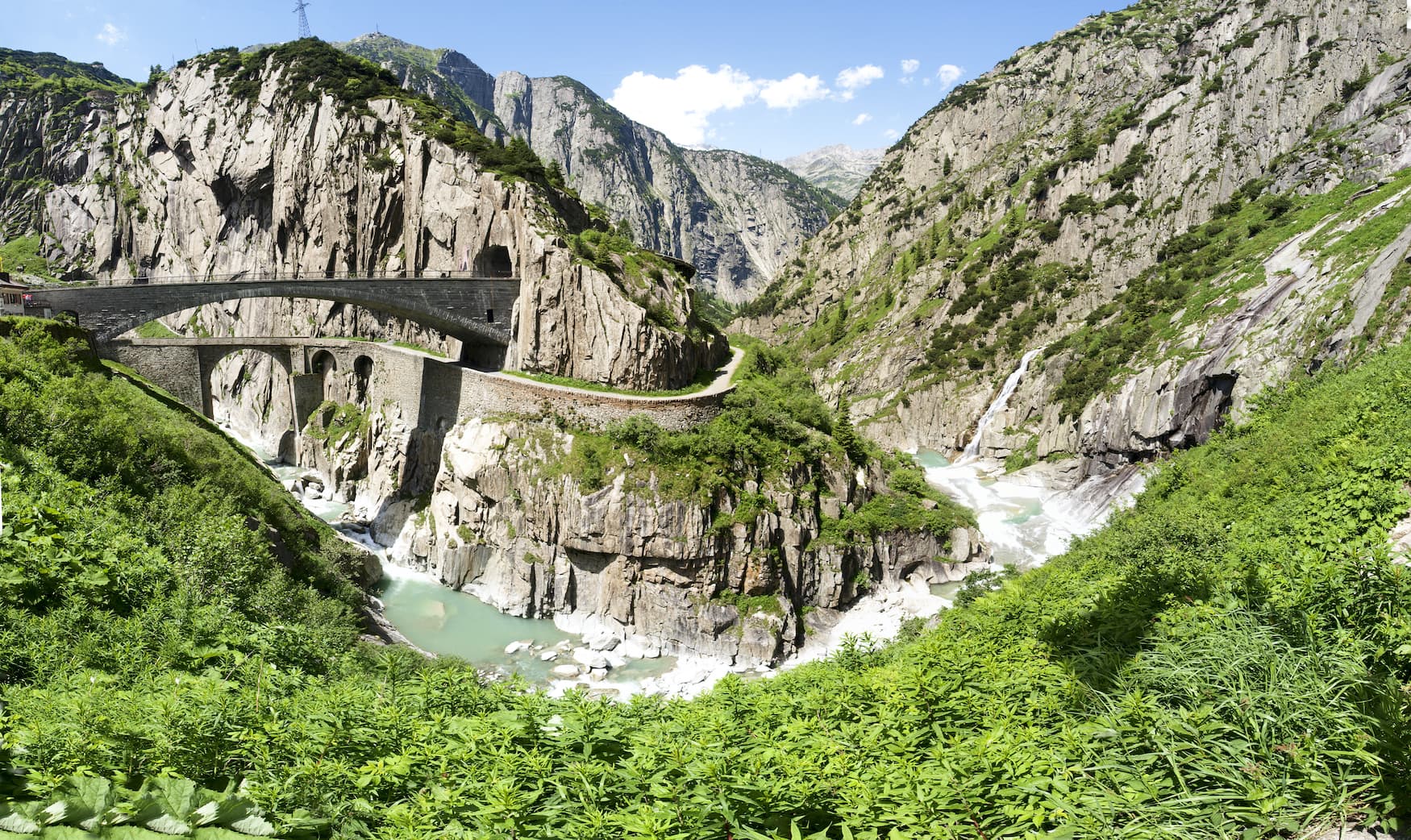 Gorge Schoellenen, wo der Fluss Reuss und die Teufelsbruecke fließen