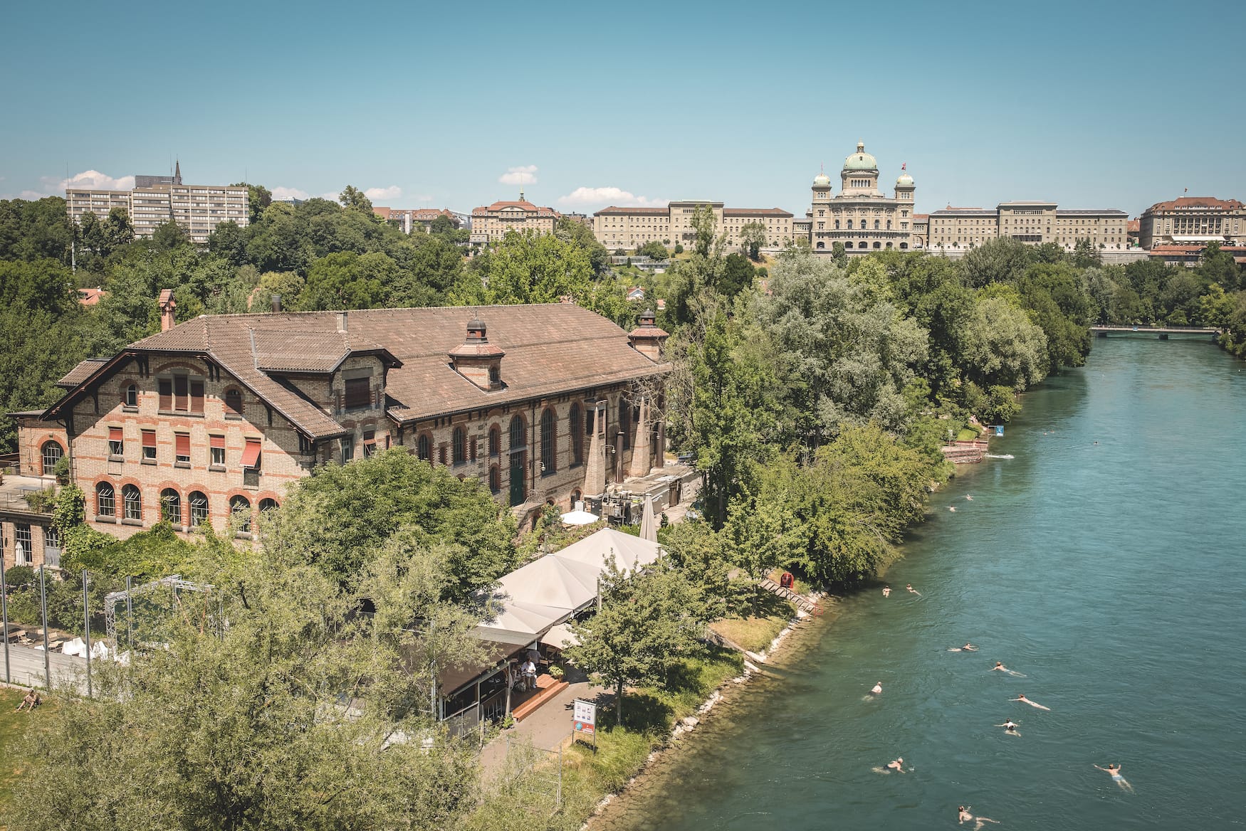 Schwimmen in der Aare in Bern mit dem Bundeshaus im Hintergrund