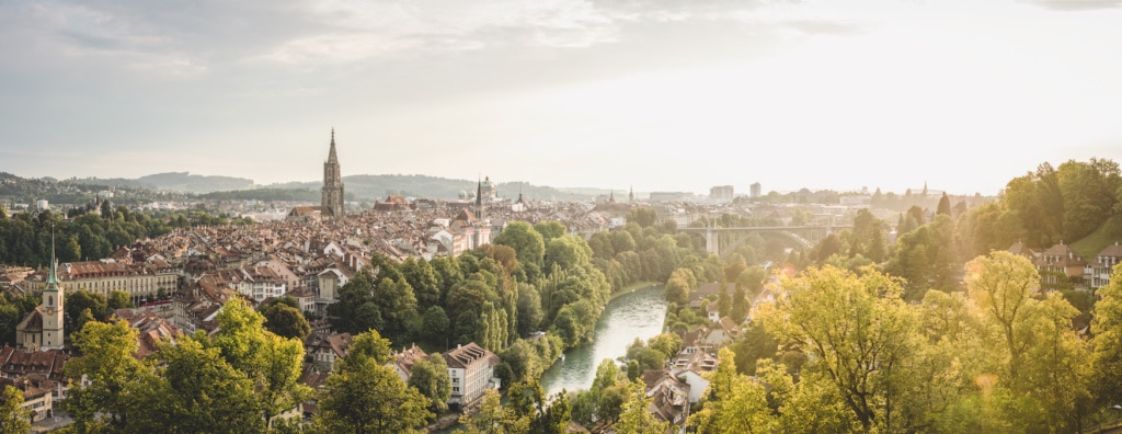 Panorama vom Rosengarten in Bern mit Sicht auf Münster, Bundeshaus, Aare und Dalmazibrücke.