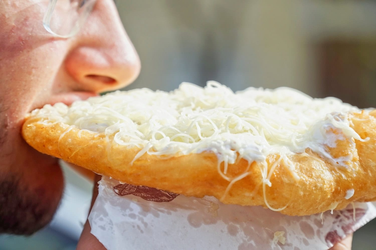 Budapest Food: Mann isst Langos