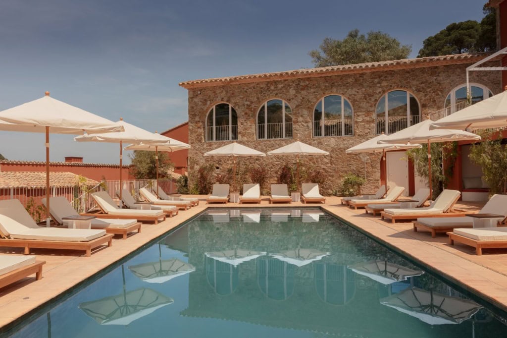 Pool-Area in der Finca Victoria in Katalonien