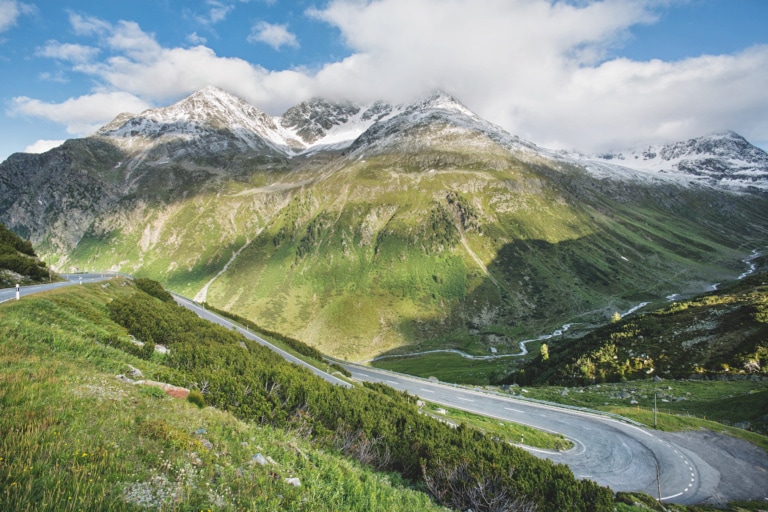 Fluelapass-Strasse nahe Chant Sura in der Schweiz