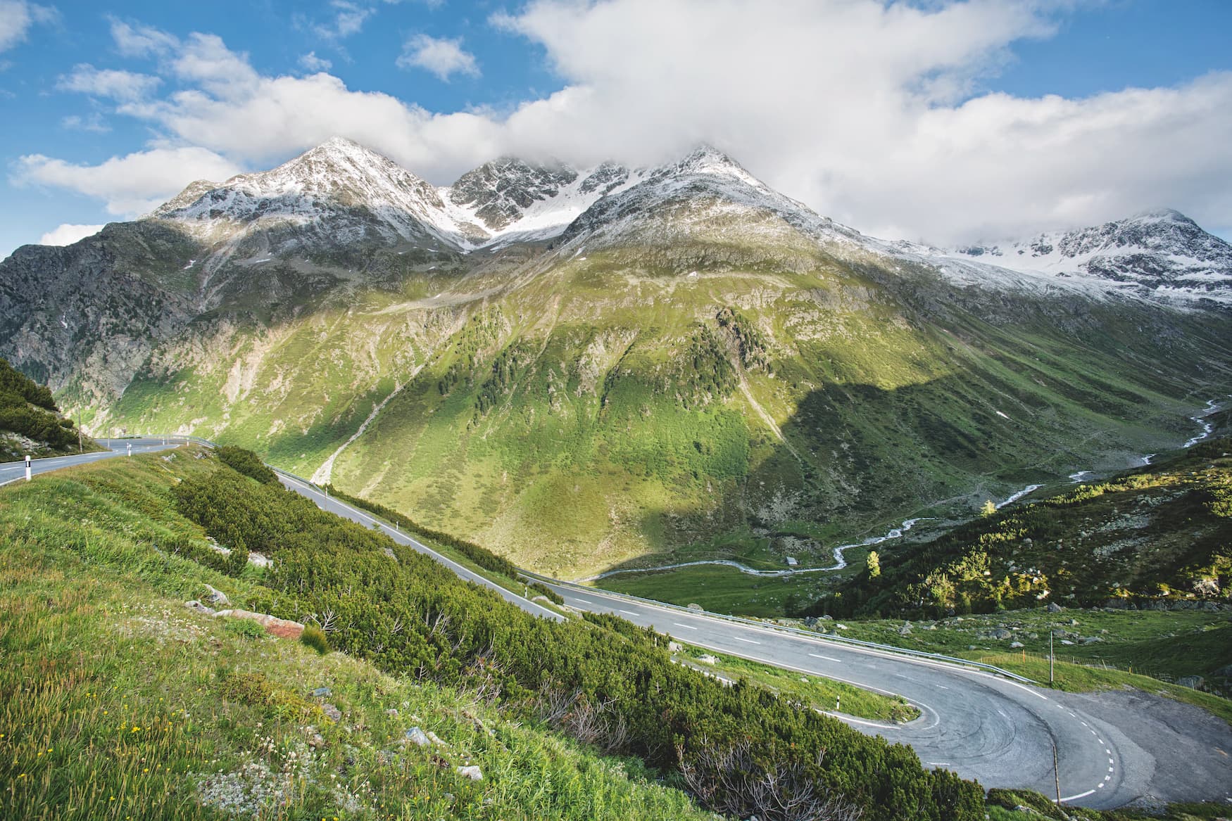 Fluelapass-Strasse nahe Chant Sura in der Schweiz
