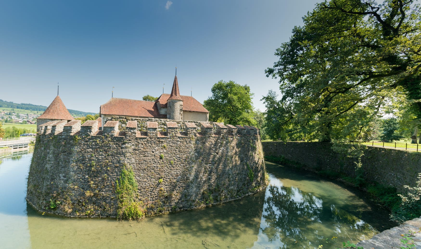 Hallwyll Schloss auf dem Aabach Fluss in der Schweiz