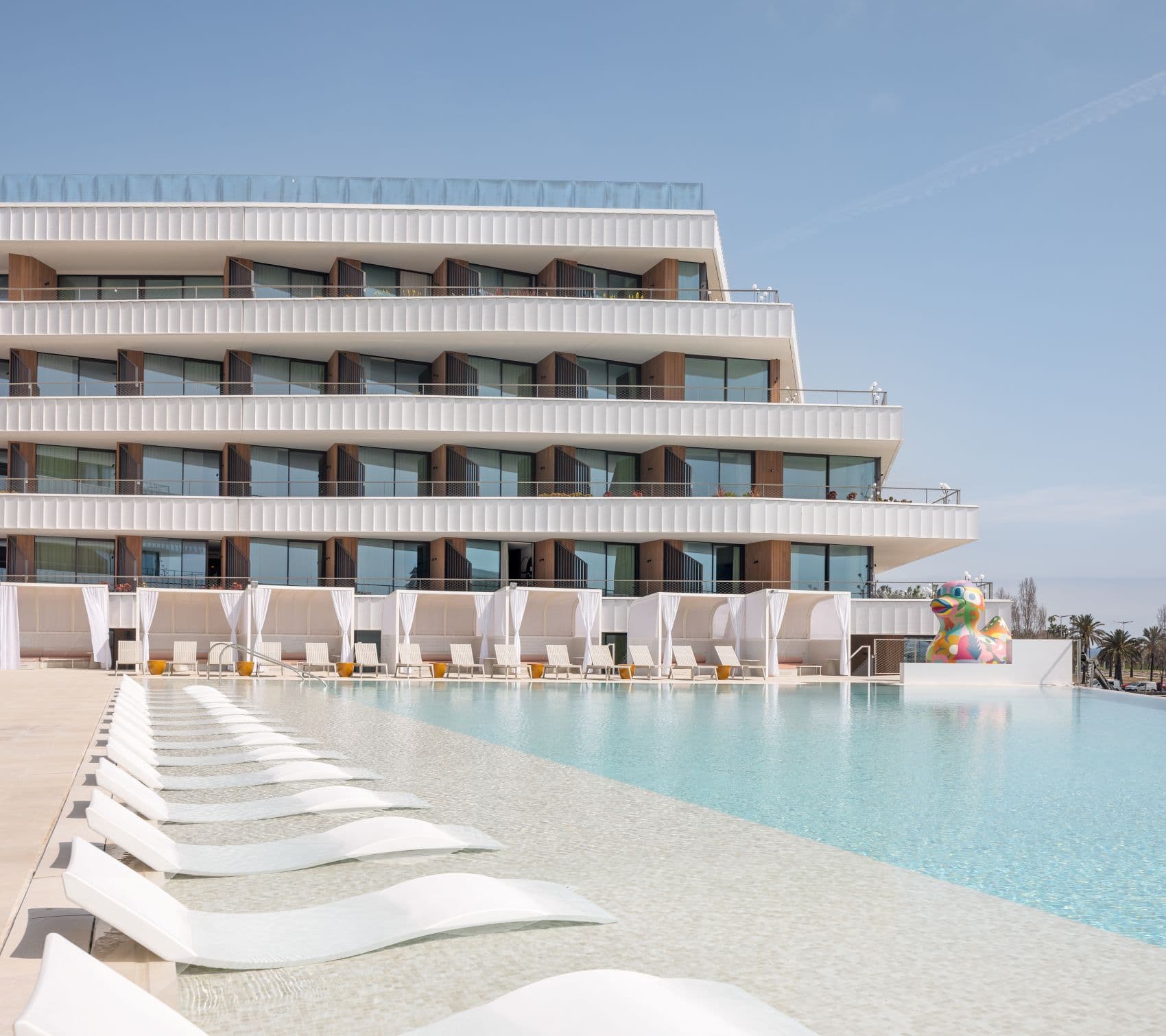 Pool-Area im Hotel SLS Barcelona, Katalonien