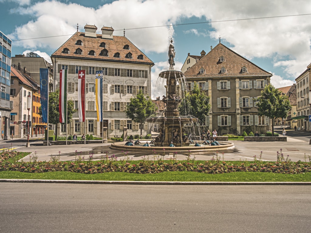 Der 1888 erbaute Brunnen war das erste dekorative Denkmal in La Chaux-de-Fonds, das an die Versorgung der Stadt mit fliessendem Wasser erinnert.