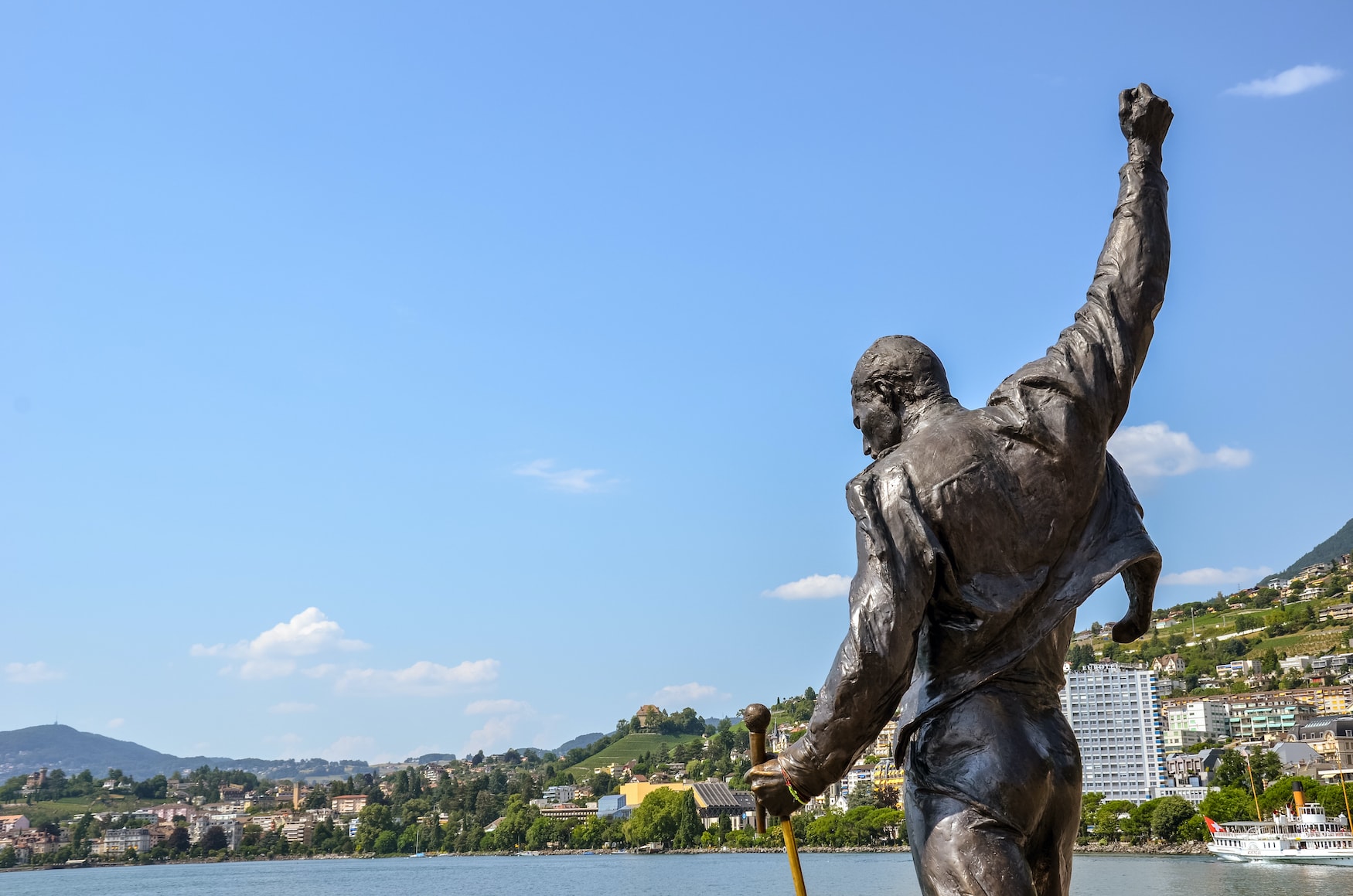 Statue von Freddie Mercury, Sänger der berühmten Band Queen vor der Kulisse des Genfer Sees