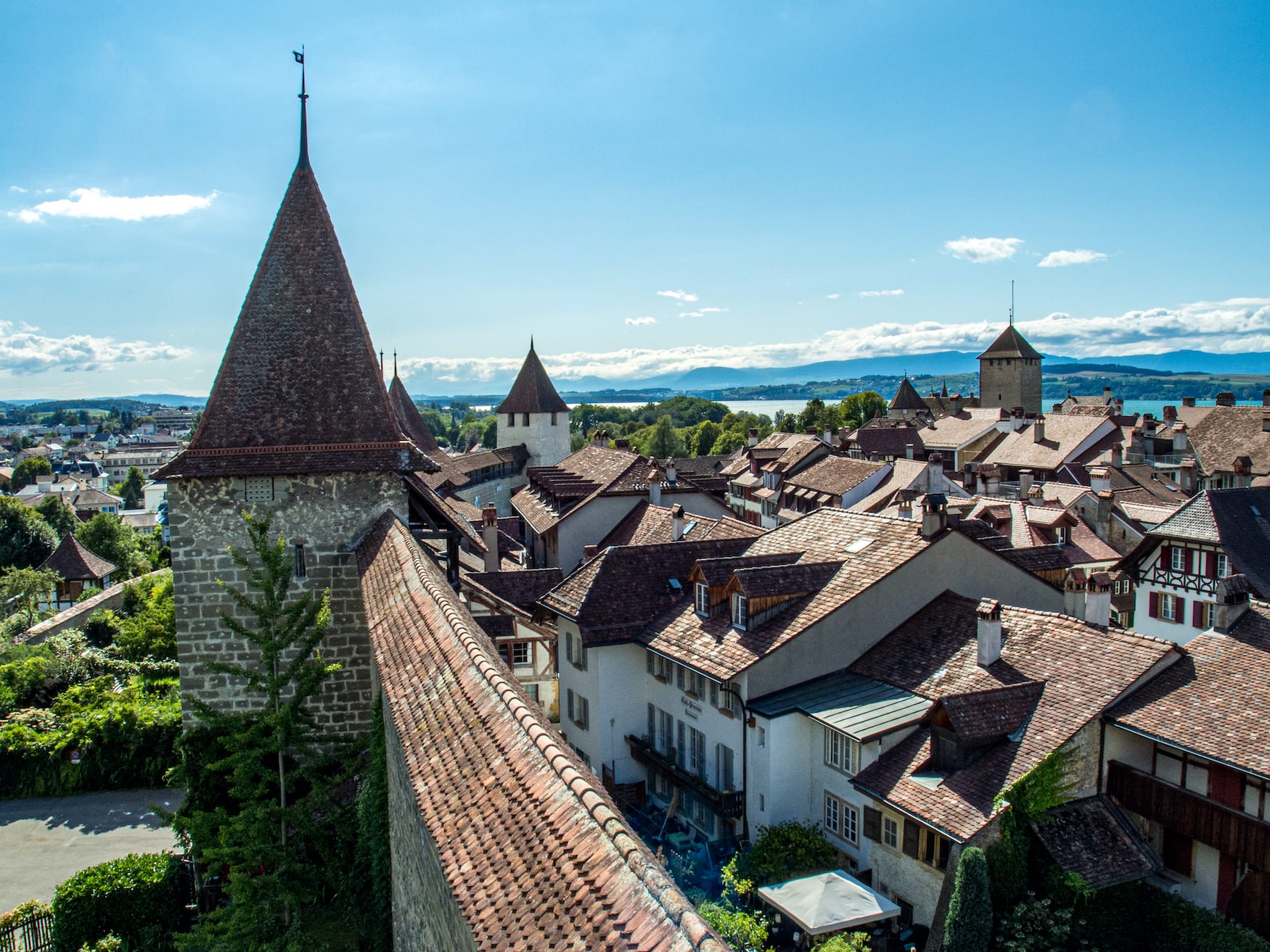 Aussicht von der Stadtmauer in Murten, Schweiz
