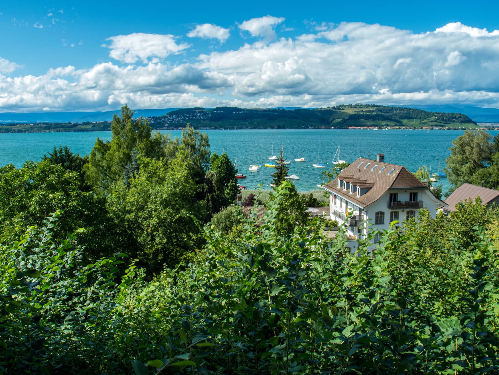 Aussicht auf Murtensee von der Stadtmauer in Murten, Schweiz