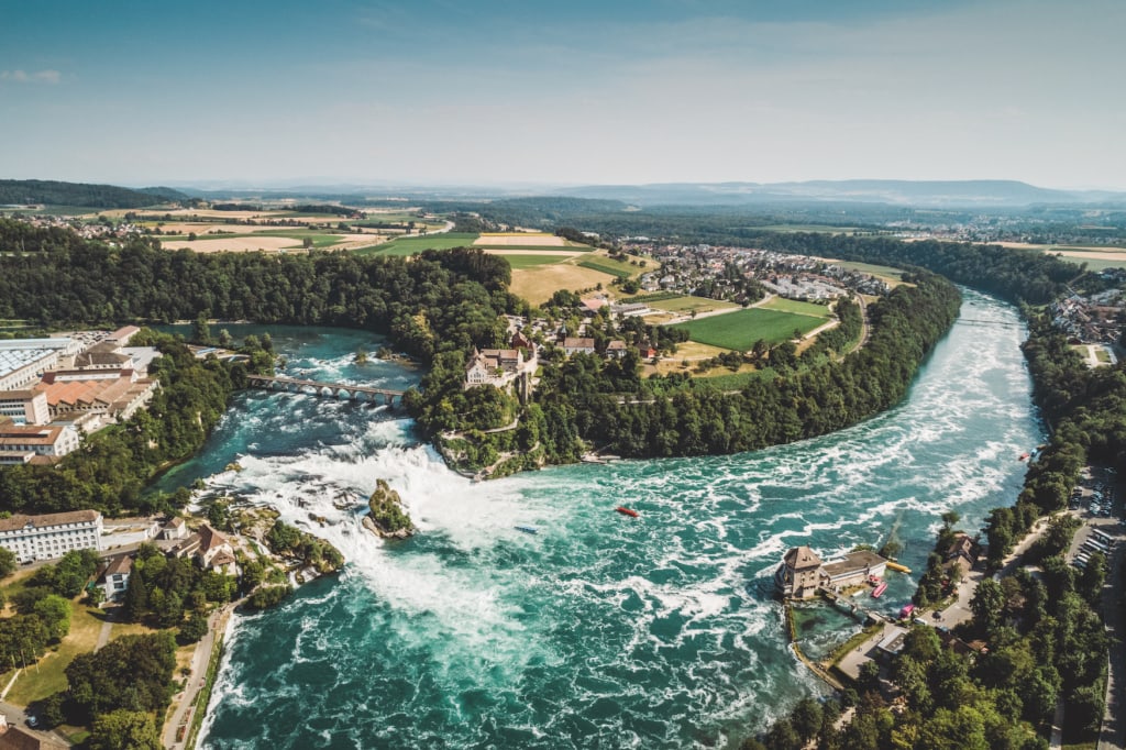 Drohnenaufnahme des Rheinfalls bei Schaffhausen
