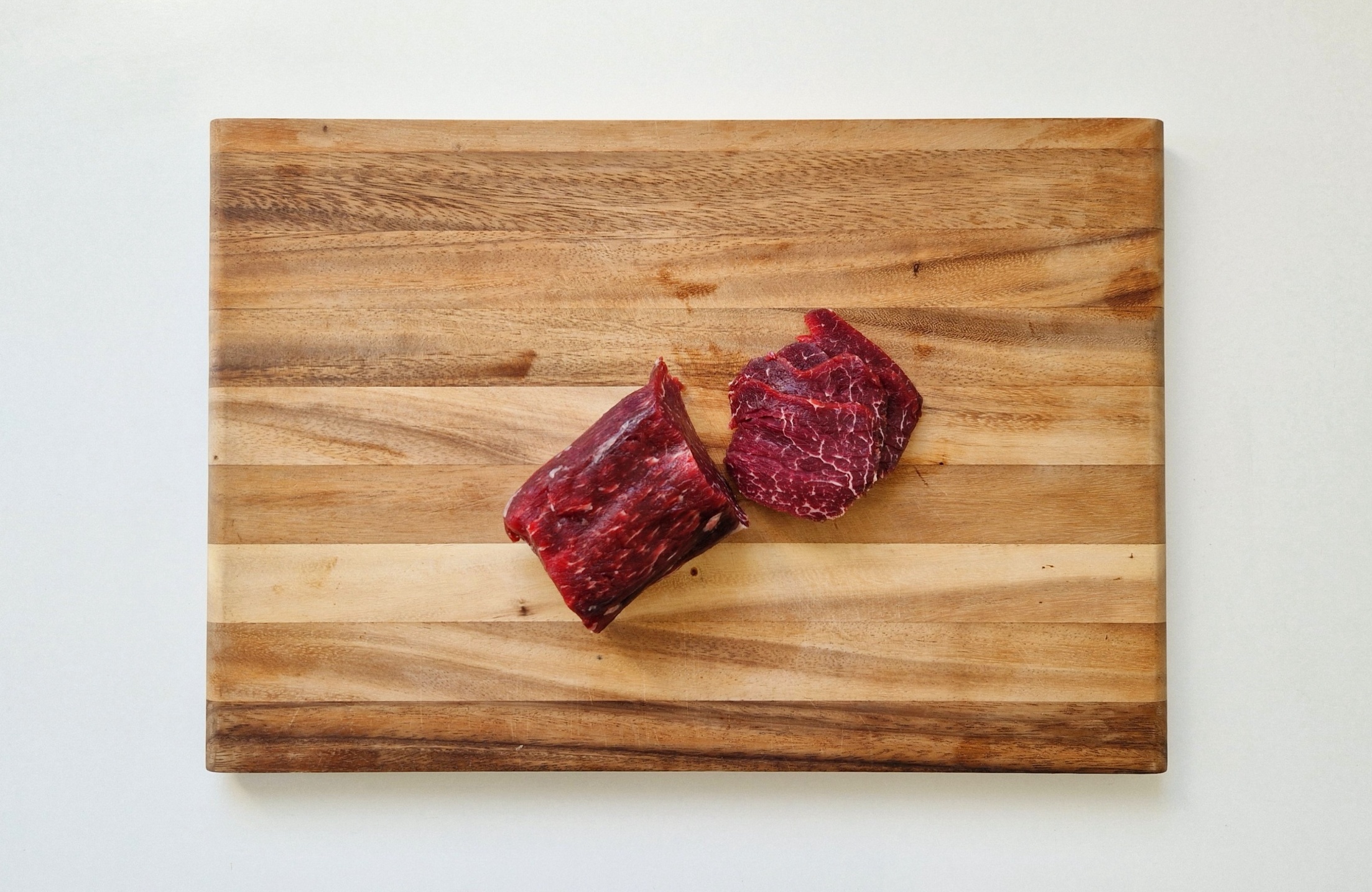 Frisches Rinderfilet auf einem Brett.