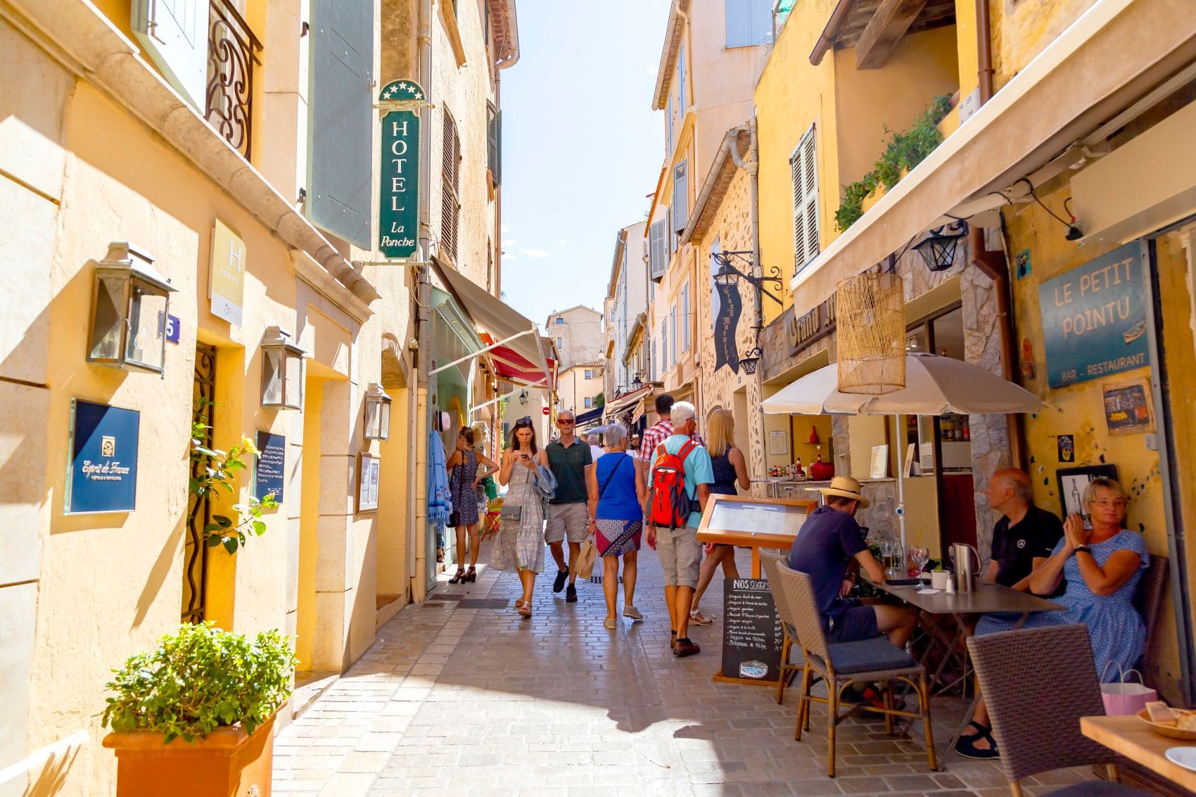 Touristen flanieren durch die Altstadt in Saint-Tropez 