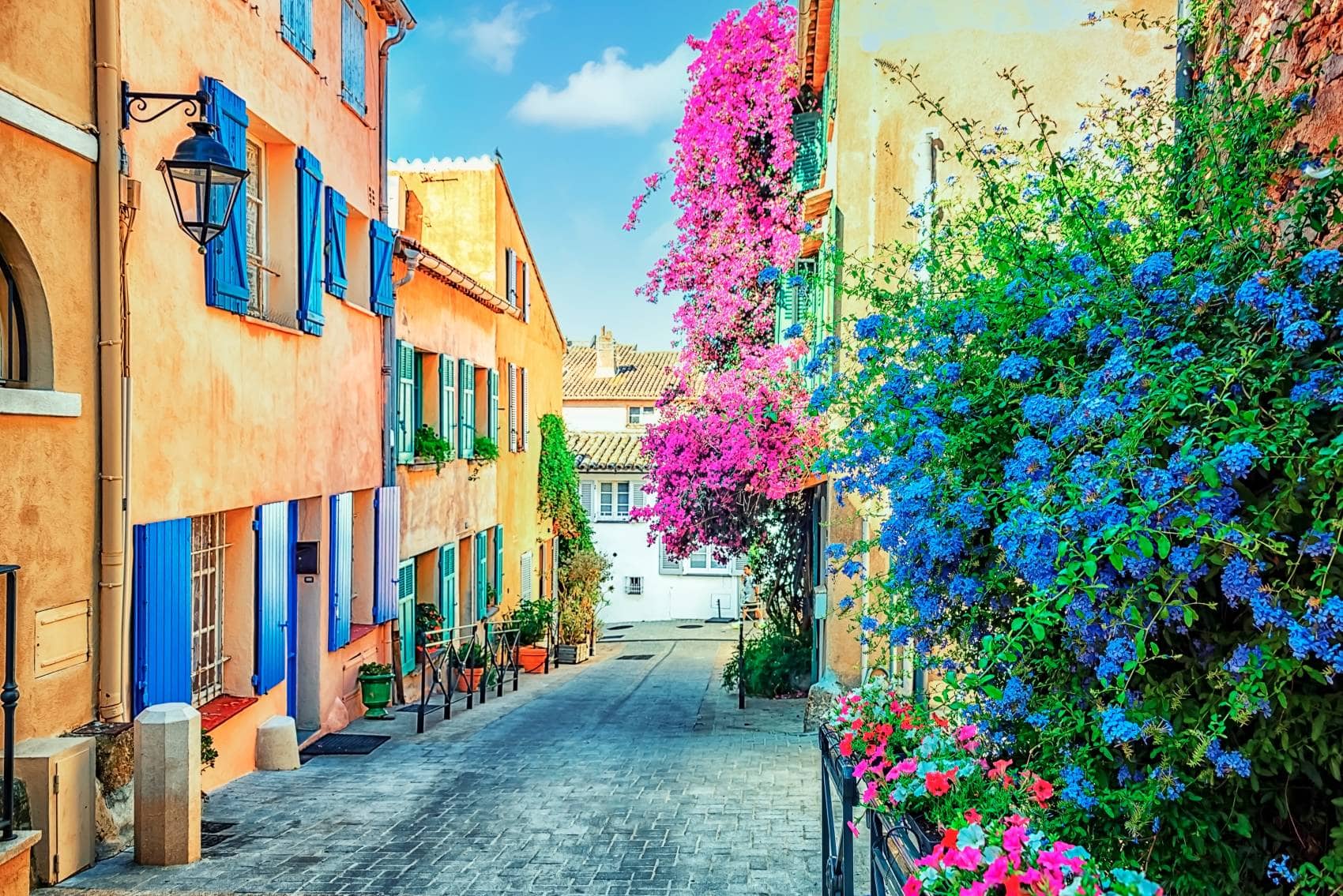 Gasse mit vielen Blumen in der Altstadt von Saint-Tropez 