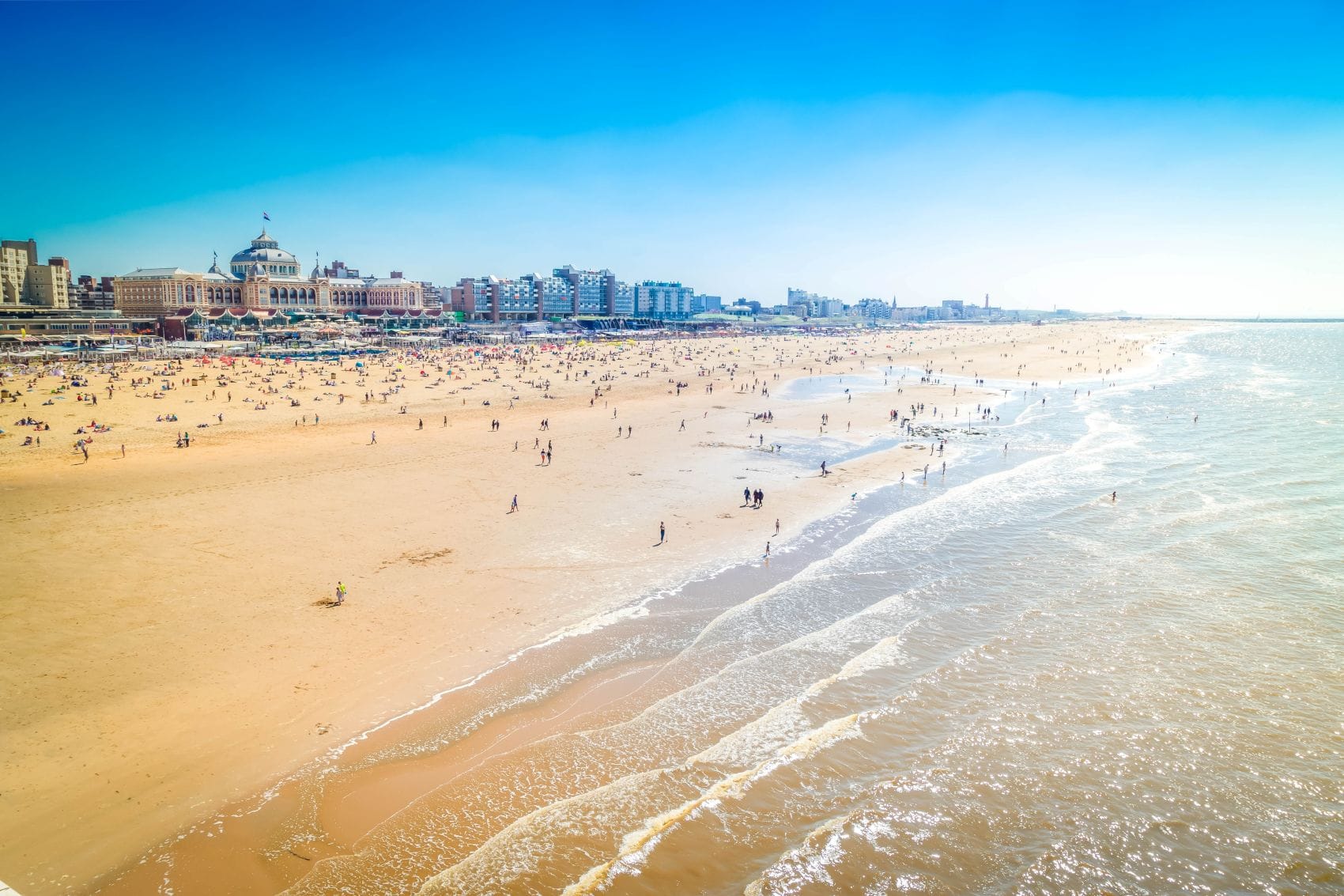 Blick aus Vogelperspektive auf Sandstrand in Scheveningen