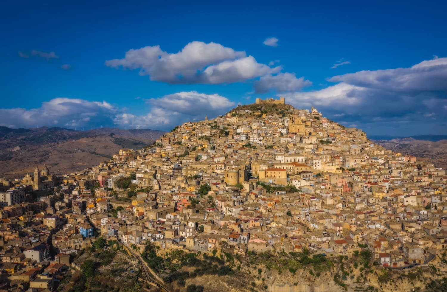 Blick auf Agira im Herzen in Sizilien