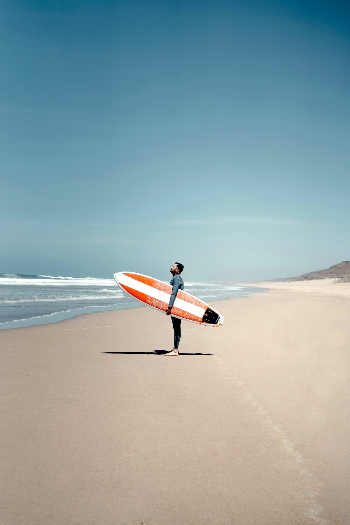 Surfer an der Westküste Sardiniens.