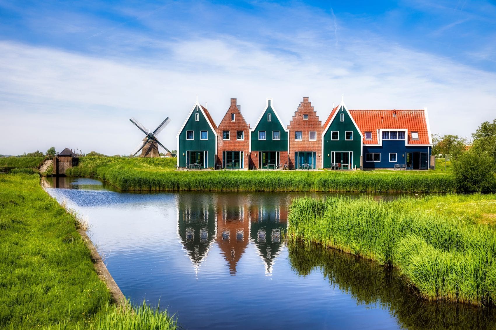 Häuser am Kanal in Voldendam, Holland