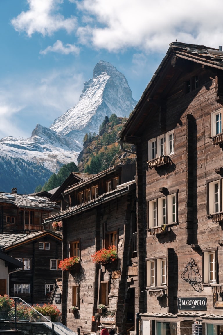 Blick auf das Matterhorn hinter Wohnhäusern in Zermatt