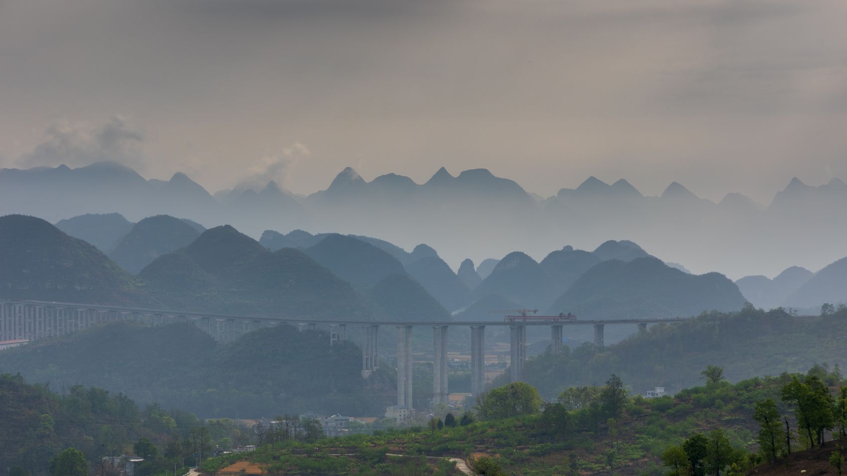 Bau der Huajiang Grand Canyon Bridge im Jahre 2023