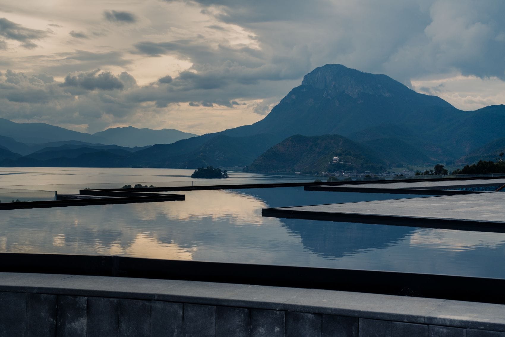 Infinity-Pool im Hotel ArcadiaPlace Lugu Lake, China