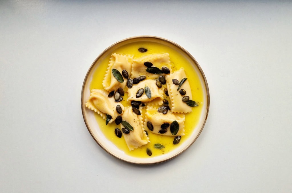Agnolotti del plin auf einem Teller angerichtet.
