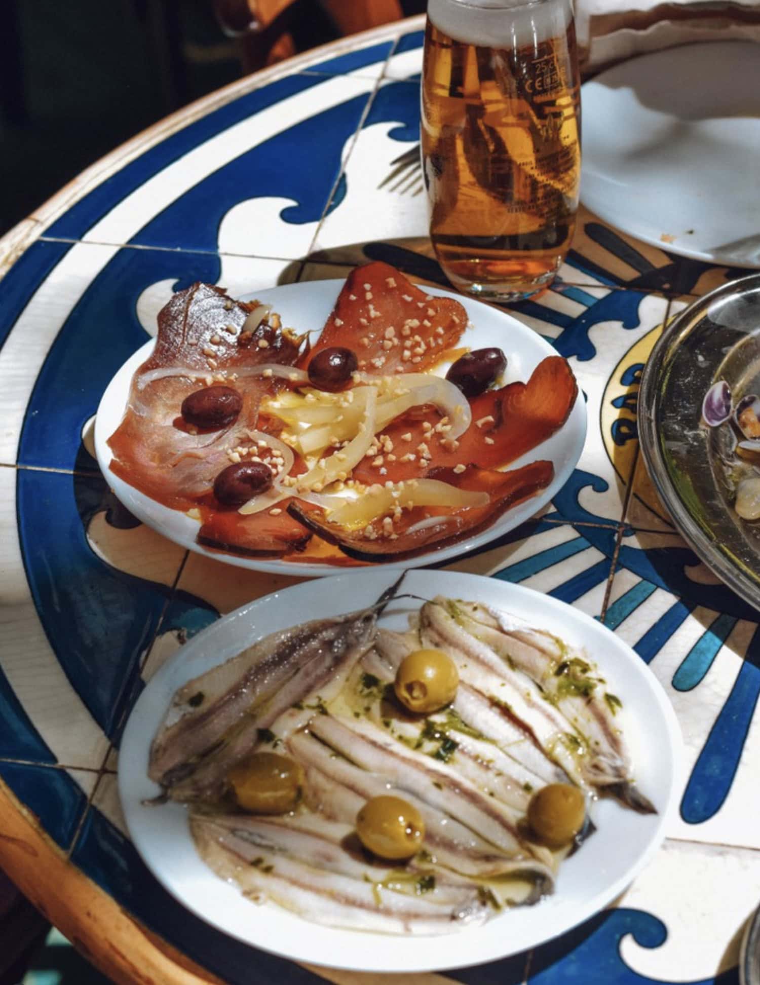 Gerichte in einer Tapas-Bar auf einem Teller und dazu Wein