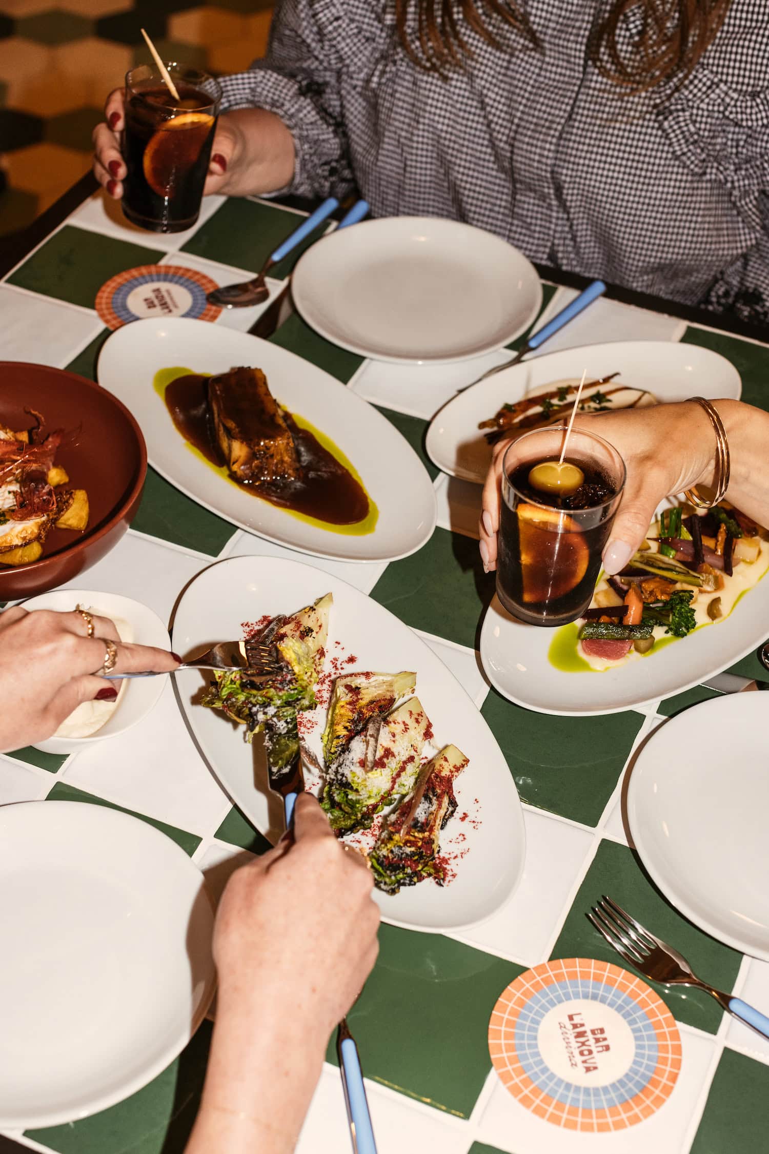 Tapas-Bar in Barcelona mit vielen kleinen Gerichten auf dem Tisch