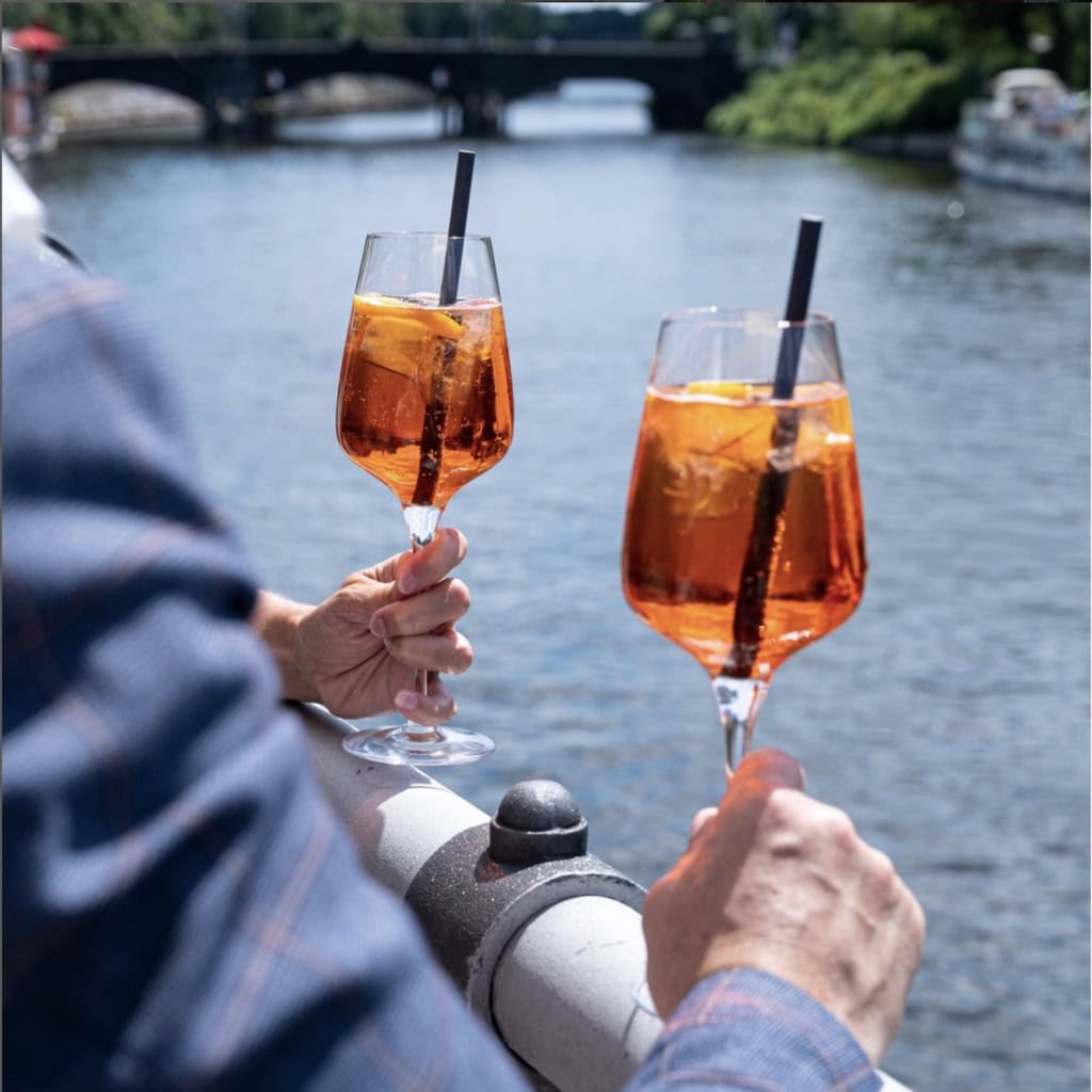zwei Gläser Aperol Spritz an der Spree