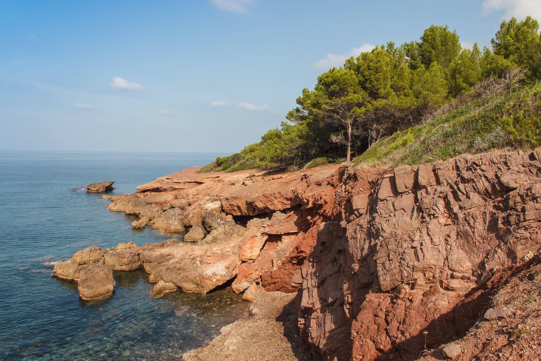 Die roten Klippen in Cala en Basset auf Mallorca.