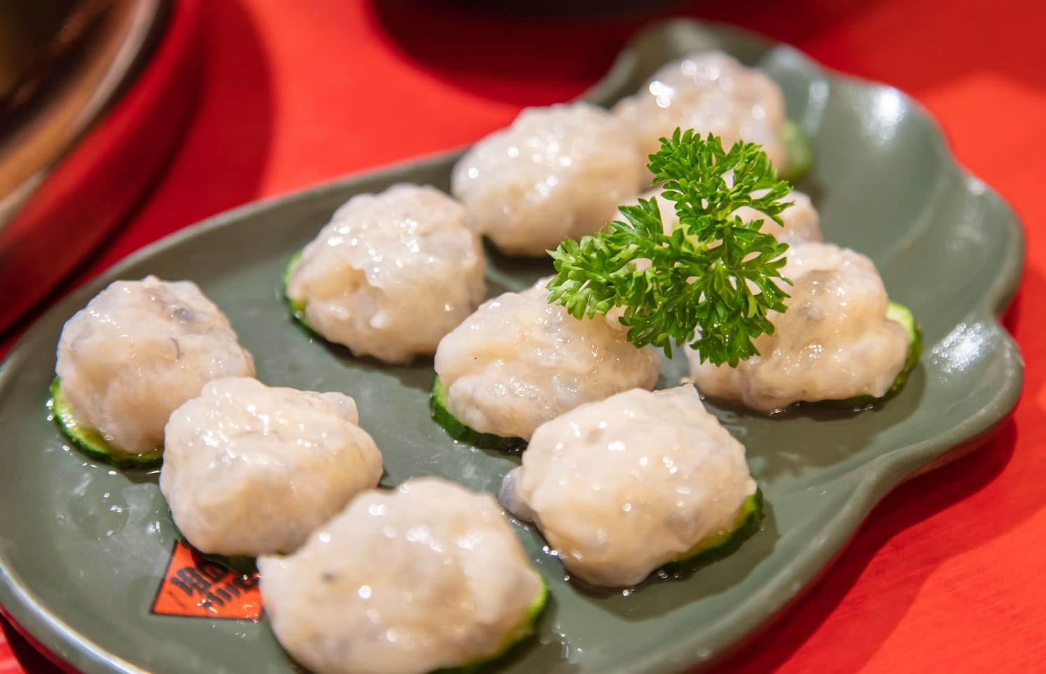 Fish Balls in Chengdu angerichtet auf einem Teller
