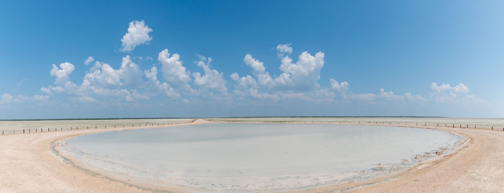 Weiße Etosha-Pfanne in Namibia 