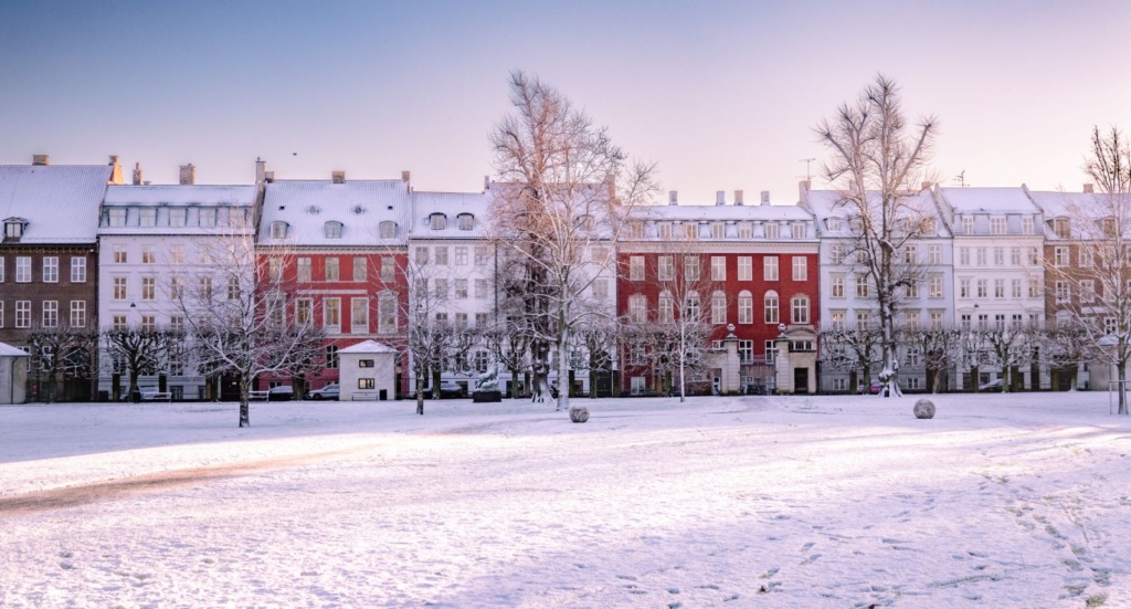 Schnee im Winter im Rosenborg Schloss Garten in Kopenhagen