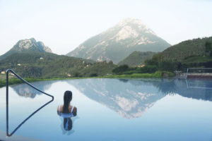 Frau im Pool des Lefay Resort & Spa Lago di Garda