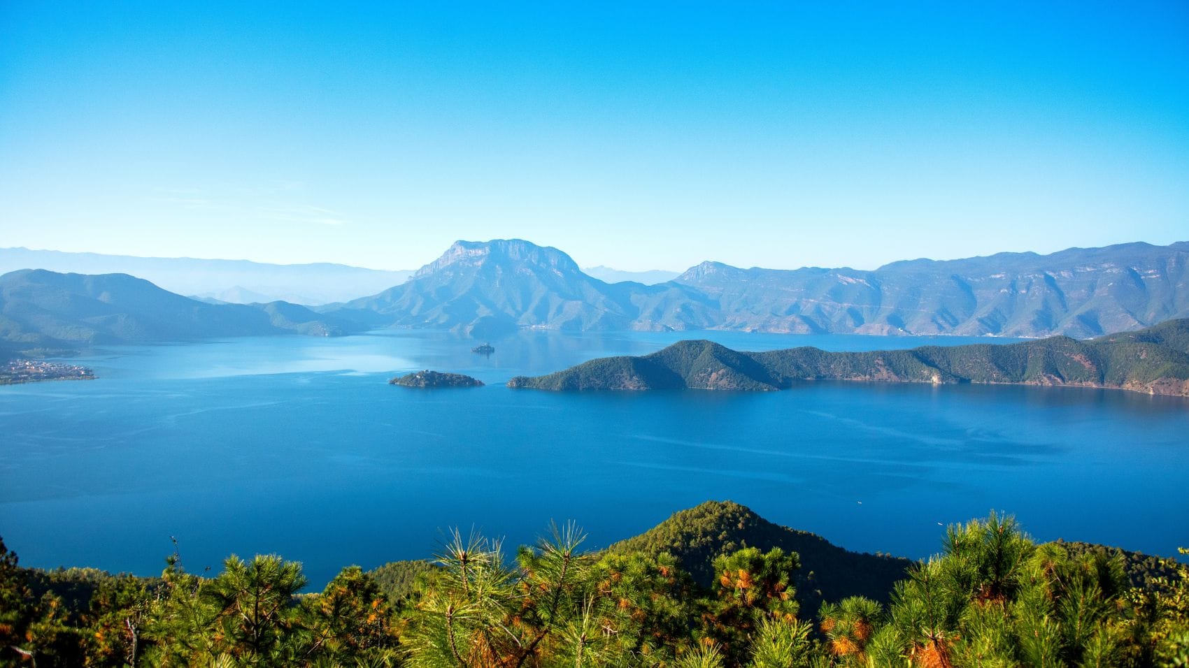 Panoramablick über den Lugu Lake in China