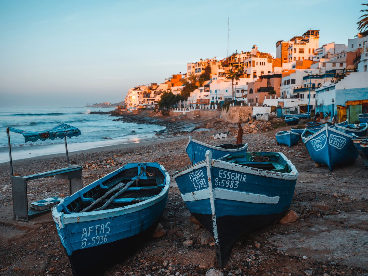 Boote am Strand von Tagazout in Marokko