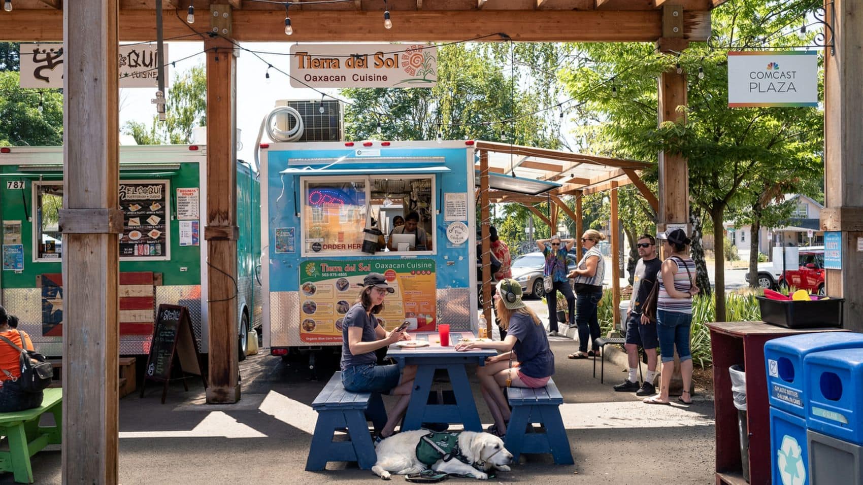 Gäste auf Terrasse im Portland Mercado