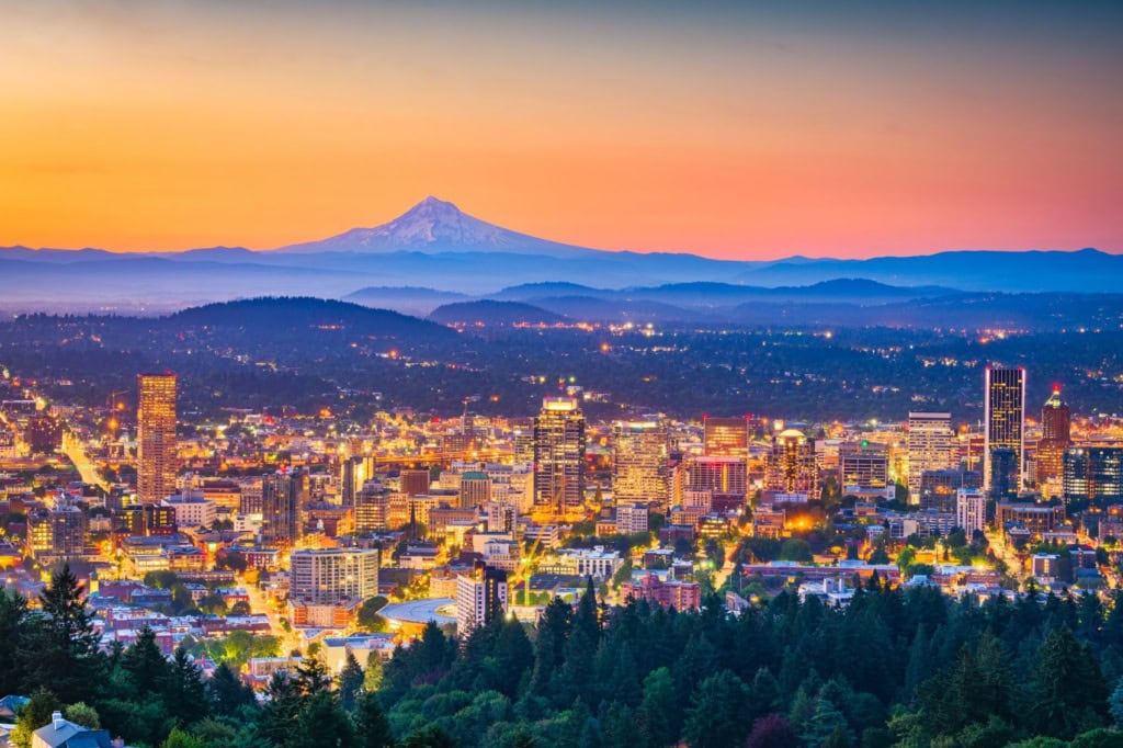 Skyline von Portland in Oregon in der Abenddämmerung