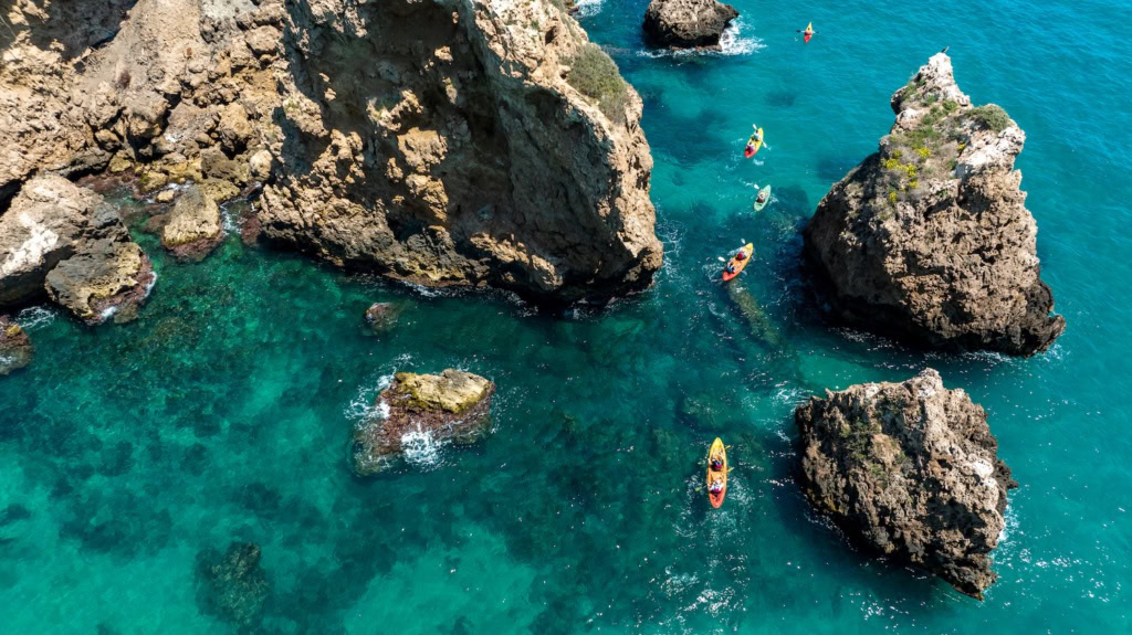 Kajakfahren zwischen Klippen am Playa de la Caleta