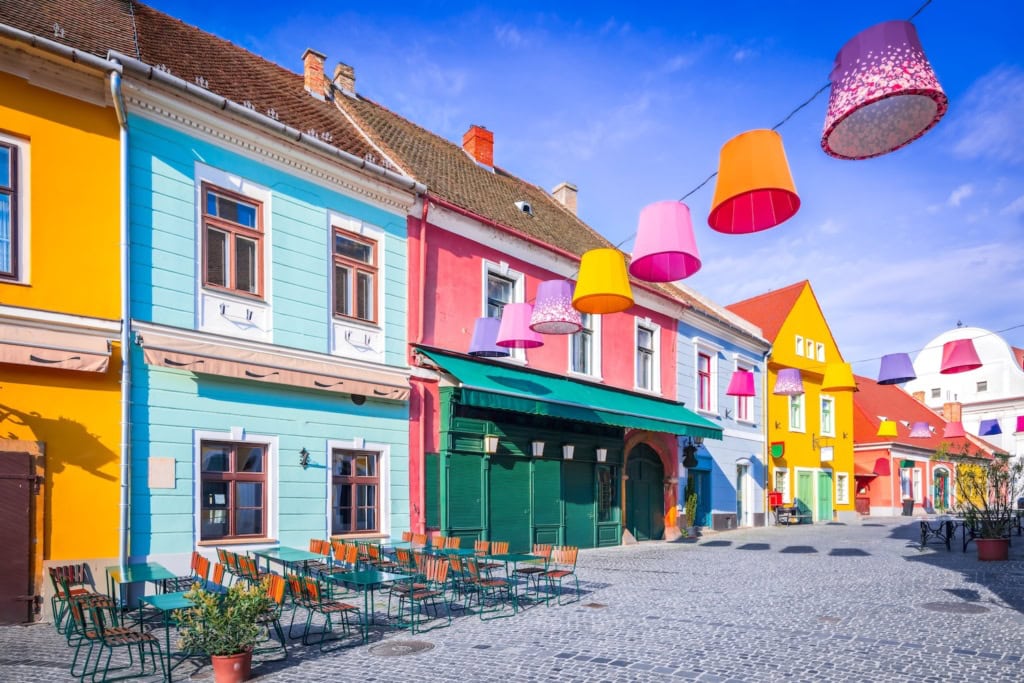 Häuserfassade in Szentendre mit bunten Lampions