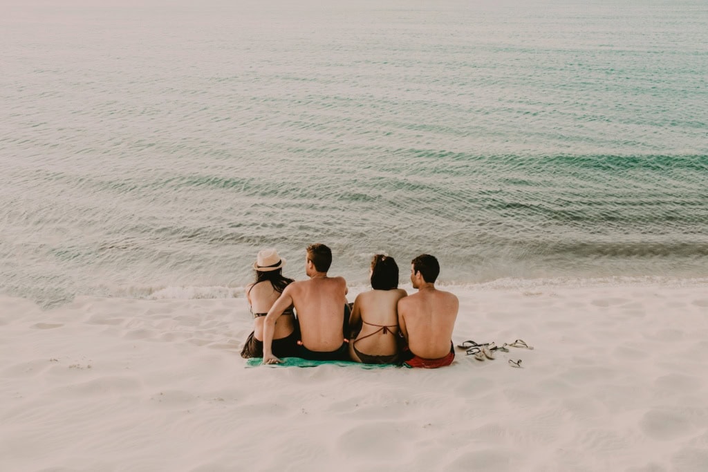 vier Menschen am Strand