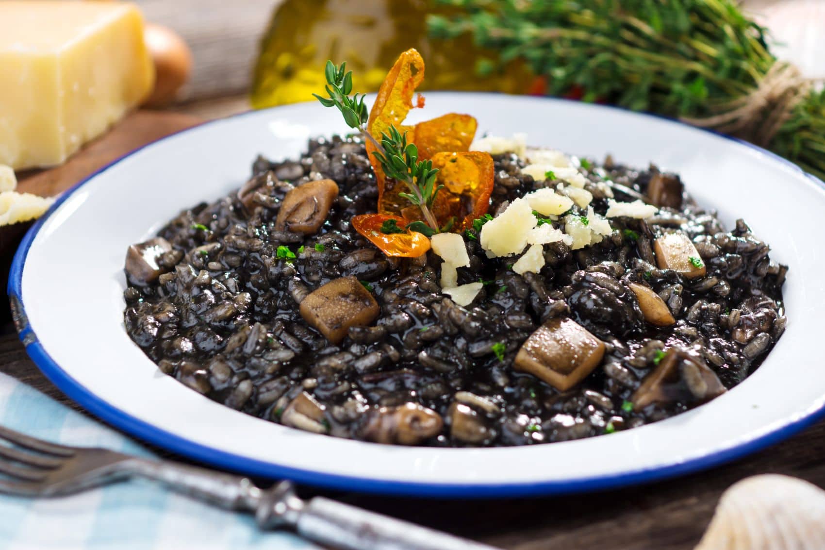 Kroatisches Gericht Crni rižot auf weißem Teller in Restaurant 